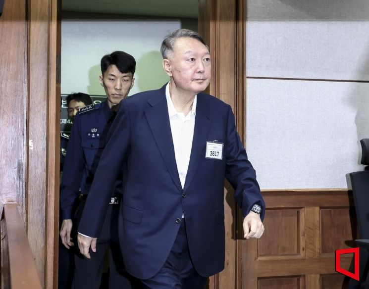 윤석열 전 대통령이 지난달 26일 서울 서초구 서울중앙지방법원에서 열린 '특수공무 집행 방해, 직권남용 권리행사 방해 혐의' 첫 재판에 출석하고 있다. 사진공동취재단