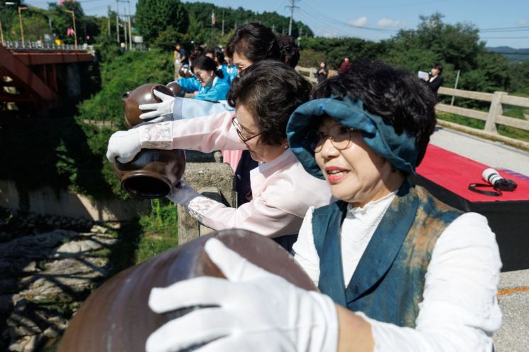 철원군이 지난 25일 남과 북의 물을 합쳐 평화통일을 기원하는 '제23회 평화통일기원 합수제'를 개최하고 있다. 철원군 제공