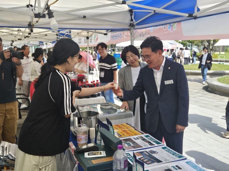 임실군이 지난 24일부터 내달 1일까지 서울과 부산 지역 5개소에서 열리는 '추석맞이 임실군 농특산물 직거래 행사'에 참여하고 있다. 임실군 제공