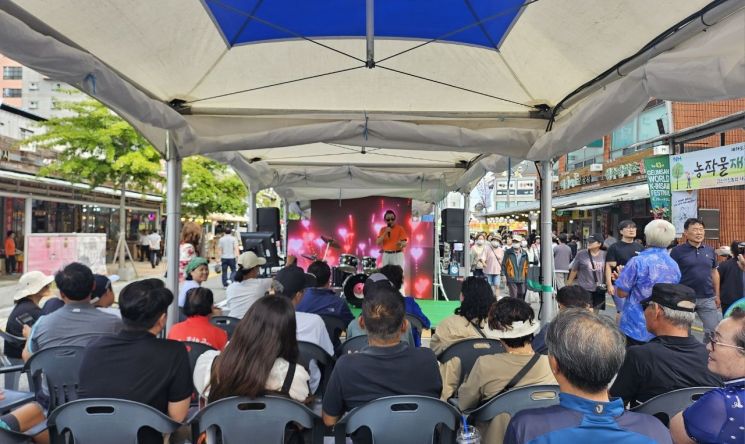 금산세계인삼축제 '거리의 라디오쇼' 뜨거운 반응