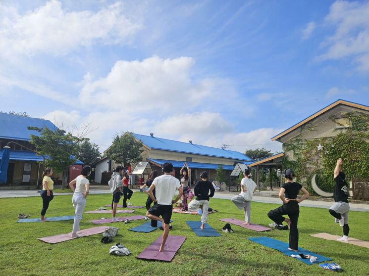 완주군이 최근 유튜버·블로거 등 인플루언서 15명 초청, 1박 2일 일정으로 '삼례 너머로, 배케이션(배움+휴식) 투어'를 성황리에 마무리했다.완주군 제공