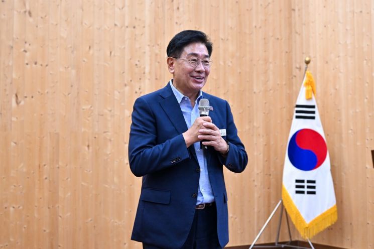 전진선 양평군수가 25일 쉬자파크 산림교육센터 대강당에서 정원 산림 현업 종사자 50여 명을 대상으로 3분기 안전보건교육을 실시하고 있다. 양평군 제공