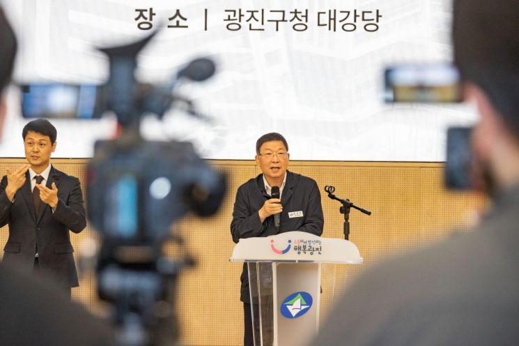 ‘건대입구역 일대 불법노점 정비 브리핑’에서 상황을 설명하는 김경호 광진구청장. 광진구 제공.