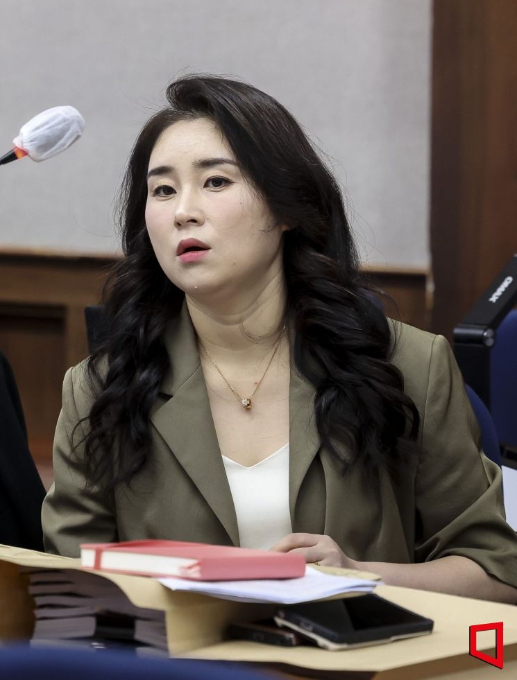 윤석열 전 대통령 법률대리인단인 김계리 변호사가 지난 9월 26일 서울 서초구 서울중앙지방법원에서 열린 윤 전 대통령에 대한 '특수공무 집행 방해, 직권남용 권리행사 방해 혐의' 첫 재판에 출석해 있다. 2025.9.26 사진공동취재단