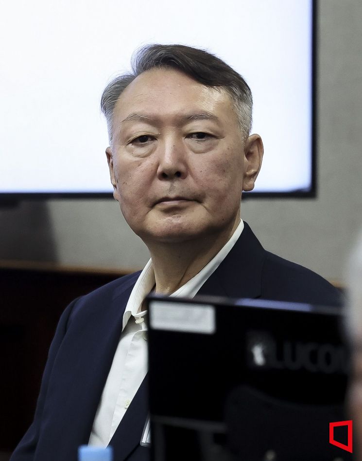 윤석열 전 대통령이 26일 서울 서초구 서울중앙지방법원에서 열린 '특수공무 집행 방해, 직권남용 권리행사 방해 혐의' 첫 재판에 출석해 있다. 사진공동취재단