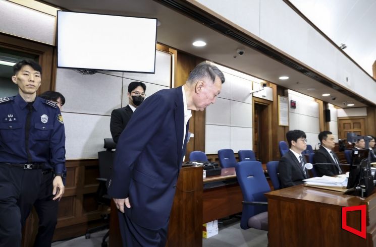 윤석열 전 대통령이 26일 서울 서초구 서울중앙지방법원에서 열린 '특수공무 집행 방해, 직권남용 권리행사 방해 혐의' 첫 재판에 출석하며 고개숙여 인사하고 있다. 2025.9.26 사진공동취재단
