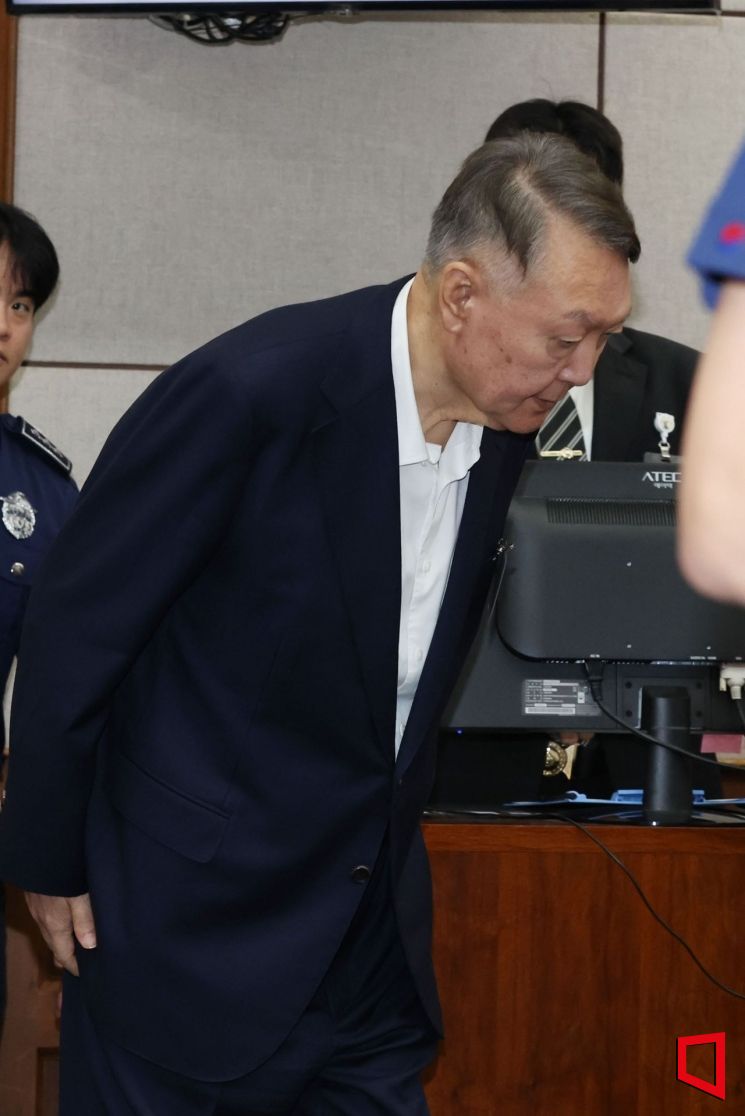 윤석열 '평양 무인기 의혹' 첫 재판서 재판부 기피신청…"극도로 불공정"