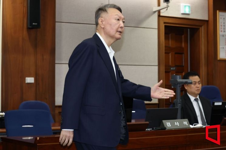 윤석열 전 대통령이 26일 서울 서초동 서울중앙지법에서 열린 특수공무집행방해 혐의 재판에 출석하고 있다. ＜2025. 09.26 사진공동취재단＞