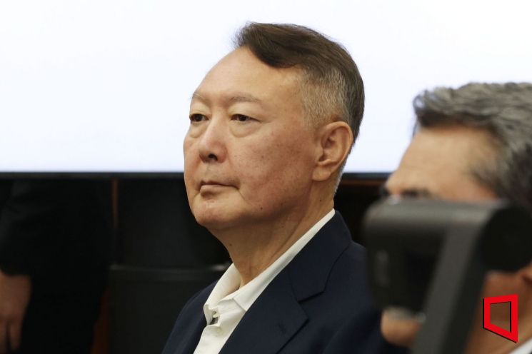 윤석열 전 대통령이 지난달 26일 서울 서초동 서울중앙지법에서 열린 특수공무집행방해 혐의 재판에 출석하고 있다. 사진공동취재단