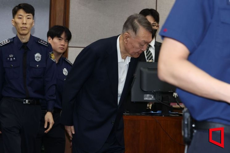 윤석열 전 대통령이 26일 서울 서초동 서울중앙지법에서 열린 특수공무집행방해 혐의 재판에 출석하고 있다. ＜2025. 09.26 사진공동취재단＞