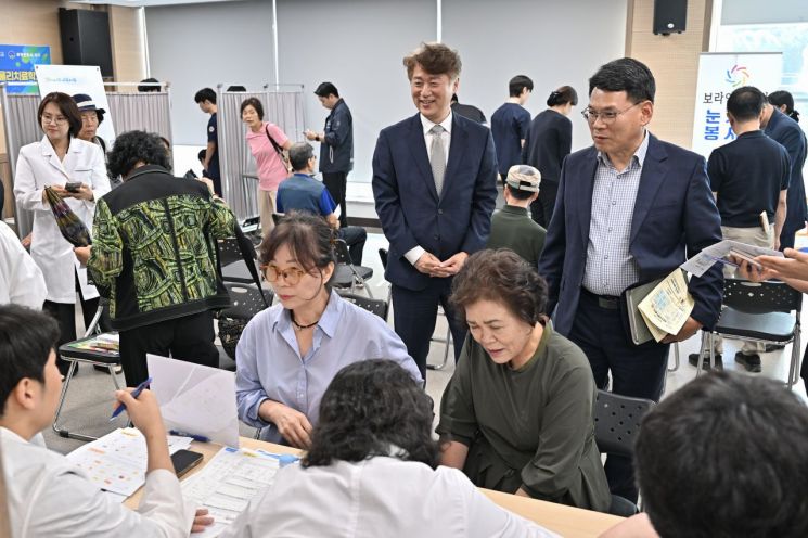 [포토] 김이강 광주 서구청장, 통합 건강캠프 방문