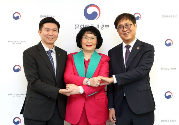 Minister Choi Huieong and President Yoo Seungmin Discuss Sports Cooperation with IOC Member Kunin Patama
