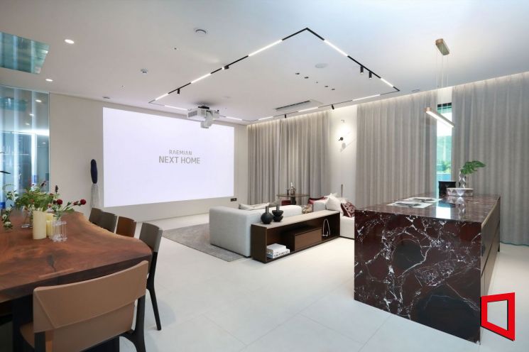 삼성물산 건설부문이 경기도 용인시 기흥구 동백지구에 차세대 주거 기술을 적용한 넥스트 홈 테스트베드를 완성했다. 이곳에 구현된 '넥스트 라멘'으로 확장한 통합형 거실 모습. 삼성물산 제공