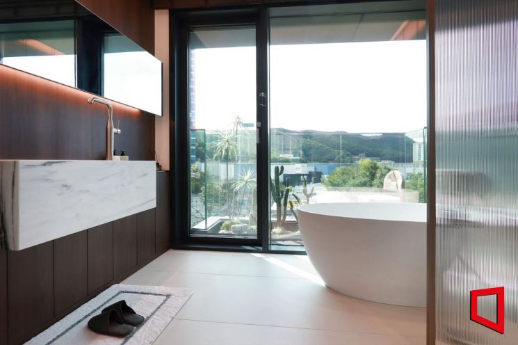 삼성물산 건설부문이 경기도 용인시 기흥구 동백지구에 차세대 주거 기술을 적용한 넥스트 홈 테스트베드를 완성했다. 모듈형 조립식 욕실 '넥스트 바스' 모습. 삼성물산 제공