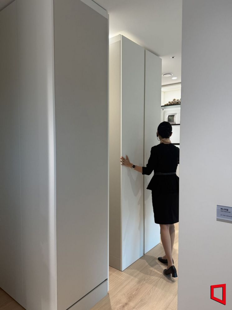 '넥스트 퍼니처'로 가구 배치 방향을 바꾸거나 공간을 자유롭게 활용할 수 있다. 한진주 기자