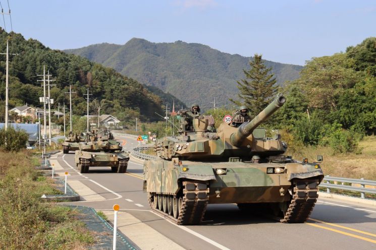 육군 제7기동군단이 지난해 실시한 대규모 기계화부대 기동훈련에서 K2전차가 도로기동을 하고 있다. 육군 제7기동군단 제공
