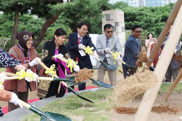 이동환 고양특례시장과 각국 지방정부 대표들이 26일 UCLG ASPAC 총회 기념식수행사에서 시삽을 하고 있다. 고양특례시 제공