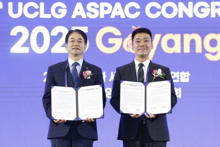 이동환 고양특례시장(왼쪽)과 가오진(高晉) 중국 이우시 부시장이 26일 '고양시-중국 이우시 우호 협력 관계 의향서 체결식'을 하고 있다. 고양특례시 제공