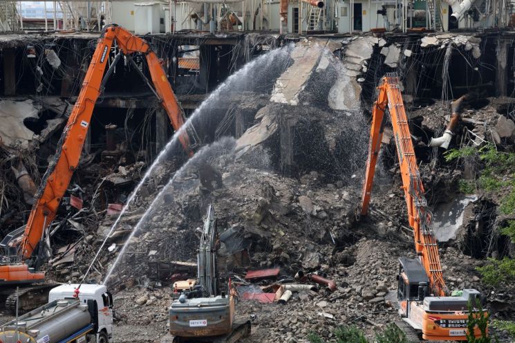 지난 8월 18일 광주 광산구 금호타이어 광주공장에서 불 탄 정련동 해체 작업이 펼쳐지고 있다. 연합뉴스
