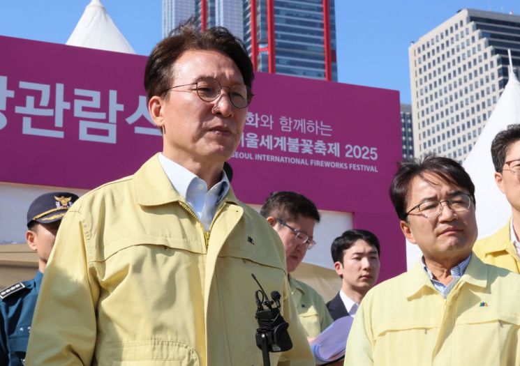김민석 국무총리가 27일  서울 영등포구 여의도 한강공원을 찾아 서울세계불꽃축제 안전관리 관련 보고를 받고 있다. 2025.9.27 연합뉴스