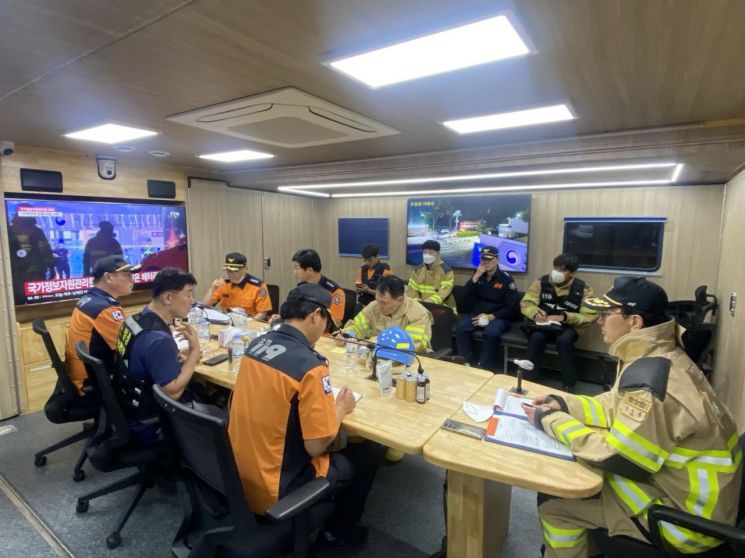26일 김승룡 소방청장 직무대행이 국가정보자원관리원 화재 현장에서 대책회의를 주재하고 있다.소방청 제공