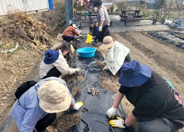 기장군이 치유농업과 독서를 통한 자살유족 자조모임 프로그램을 운영하고 있다. 기장군 제공
