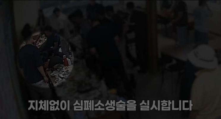 전북경찰청 정읍경찰서 상동지구대 경찰관들이 쓰러진 남성에게 심폐소생술을 하고 있다. 대한민국 경찰청 유튜브 캡처