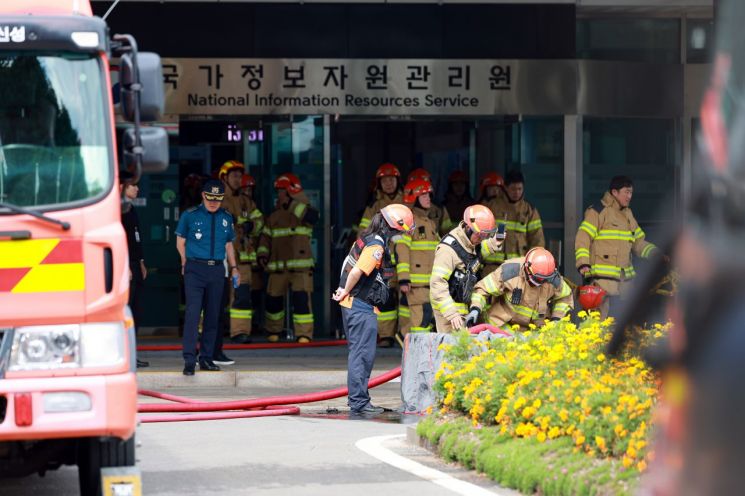 전날인 27일 대전 유성구 국가정보자원관리원(국정자원)에서 소방대원이 불에 탄 배터리를 살피고 있다. 연합뉴스