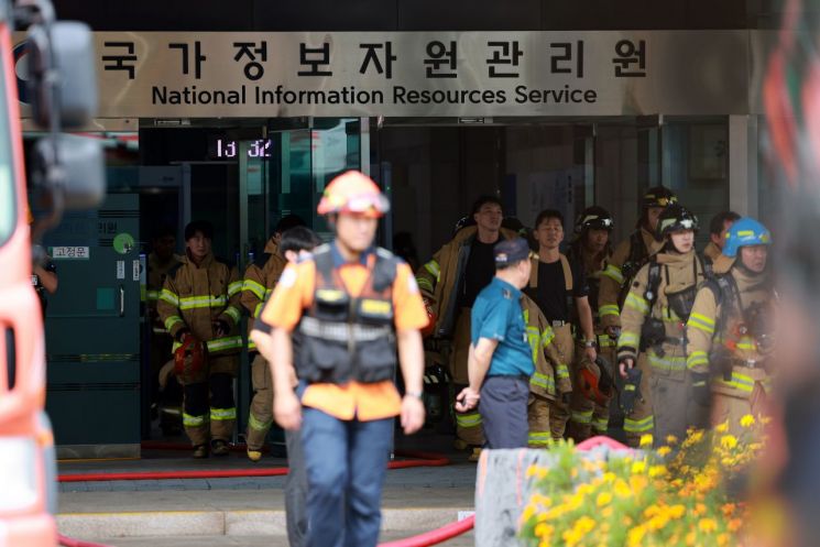 27일 대전 유성구 국가정보자원관리원(국정자원)에서 소방대원이 오가고 있다. 연합뉴스 제공