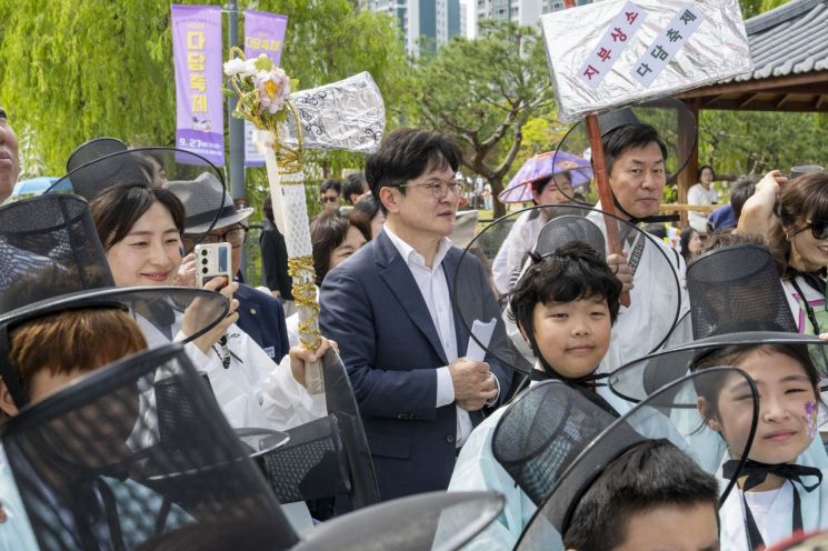 중봉문화제 ‘나만의 도끼 지부상소’ 참여자들과 김병수 시장. 김포시 제공