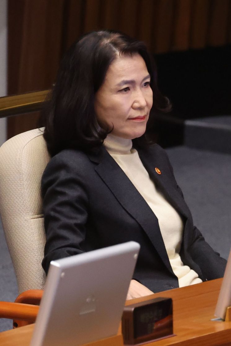27일 국회 본회의에서 무제한 토론을 지켜보고 있는 이진숙 방송통신위원장. 연합뉴스 제공