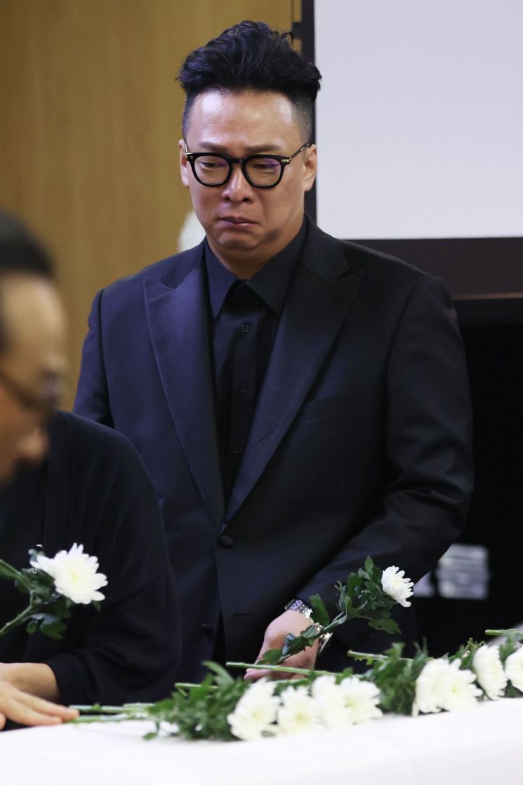 개그맨 박준형이 28일 서울 송파구 서울아산병원 장례식장에서 엄수된 개그맨 전유성 영결식에서 헌화를 하고 있다. 연합뉴스