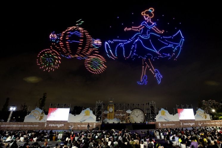 [포토] '고양호수예술축제' 개막…화려한 ‘불꽃극·드론 라이트 쇼’ 