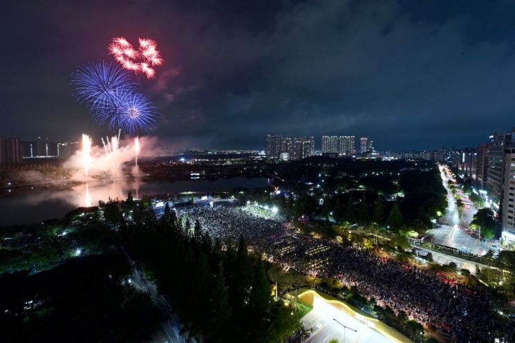 [포토] '고양호수예술축제' 개막…화려한 ‘불꽃극·드론 라이트 쇼’ 