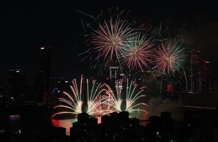 On the afternoon of September 27 last year, dazzling fireworks decorated the night sky at the "2025 Seoul International Fireworks Festival" held at Yeouido Hangang Park in Seoul. Photo by Yonhap News