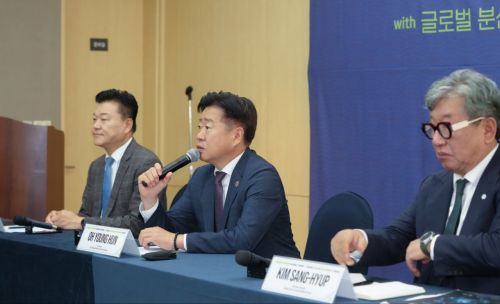 (사진 왼쪽부터)신용한 지방시대위원회 부위원장, 오영훈 제주특별자치도지사, 김상협 글로벌녹색성장기구 사무총장이 26일 제주 국제컨벤션세터에서 기자간담회를 열고 있다. 제주도청