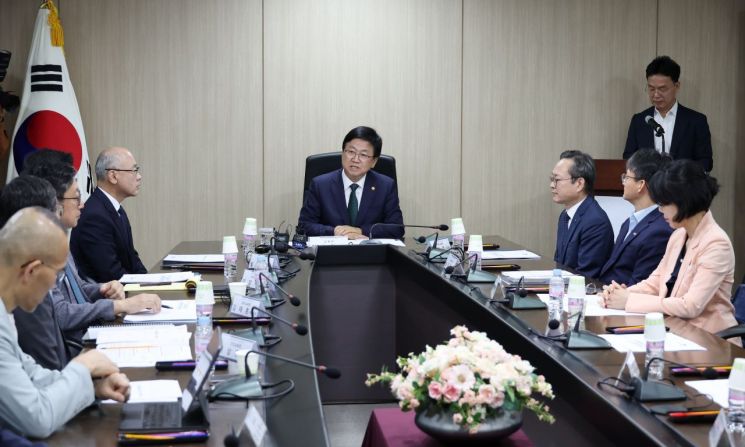 최교진 사회부총리 겸 교육부 장관이 지난 25일 서울 영등포구 한국교육시설안전원에서 열린 2025년 제6차 시도부교육감 회의에서 발언하고 있다. 연합뉴스