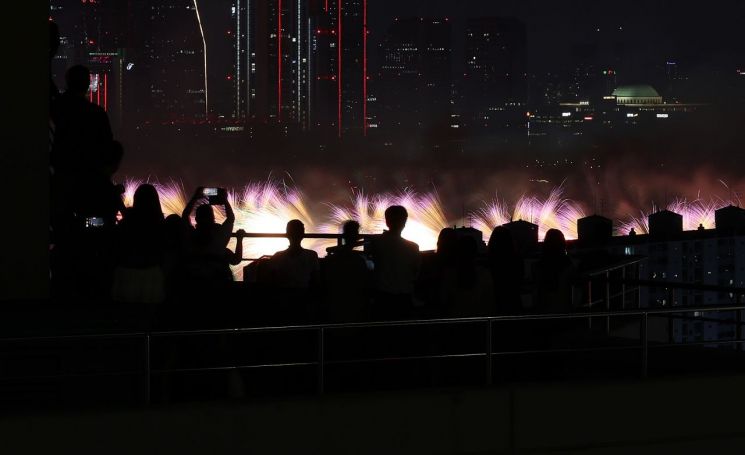 전날인 27일 오후 서울 여의도 한강공원에서 열린 '2025 서울세계불꽃축제'에서 화려한 불꽃이 밤하늘을 수놓고 있다. 연합뉴스