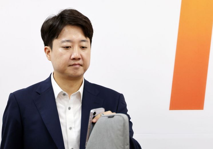 개혁신당 이준석 대표가 서울 여의도 국회에서 열린 최고위원회의에 참석하고 있다. 연합뉴스