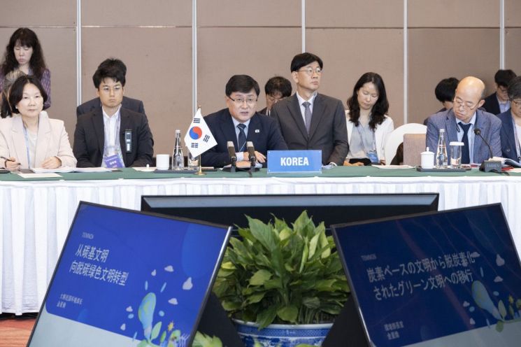 김성환 환경부 장관이 28일 중국 옌타이에서 열린 제26차 한·중·일 환경장관회의(TEMM26)에 참석해 대한민국의 환경정책을 발표하고 있다.(사진 환경부 제공)