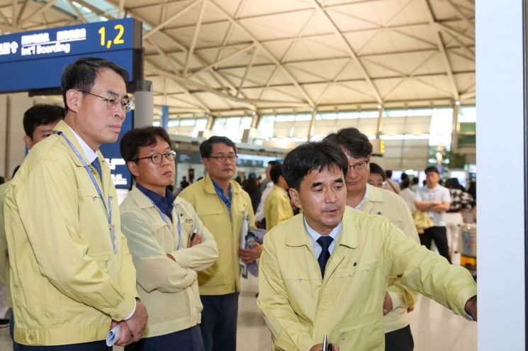 명절 대비 인천공항 점검에 나선 강희업(왼쪽) 국토교통부 2차관. 국토부.