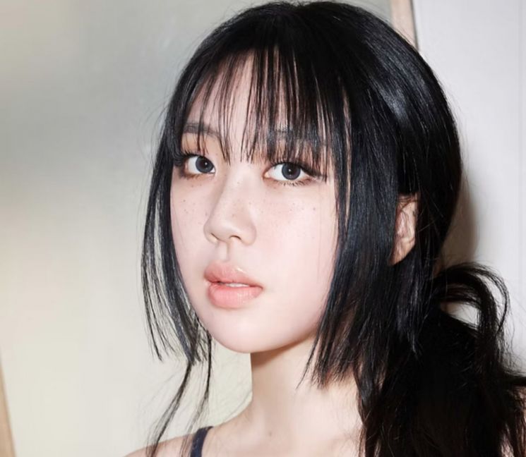 자신의 팬 소통 플랫폼 버블을 통해 "카카오톡 업데이트 안 하려고 버텼는데 당사자 동의 없이 이렇게 업데이트돼도 되는 거냐"며 불만을 토로한 가수 이영지 씨. 소속사 메인스트림윈터 공식 홈페이지.