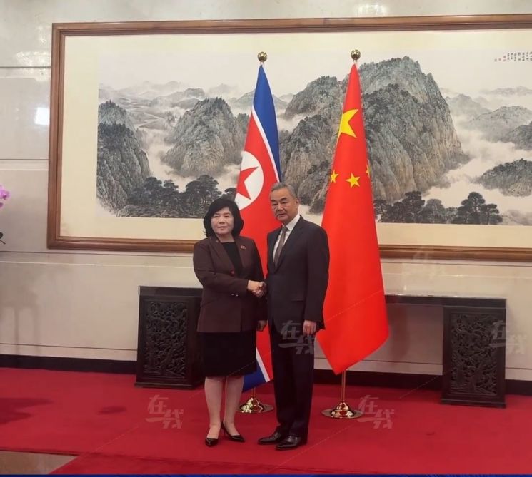 北·中 외교 수장, 베이징에서 단독회담…시진핑 방북 조율했나