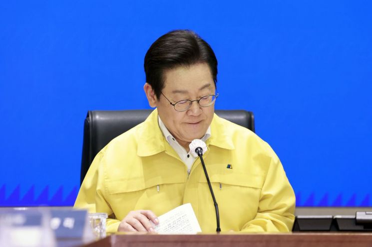 이재명 대통령이 28일 정부서울청사 중앙재난상황실에서 열린 국가정보자원관리원 화재 관련 중앙재난안전대책본부 회의에서 자료를 살펴보고 있다. 2025.9.28 연합뉴스