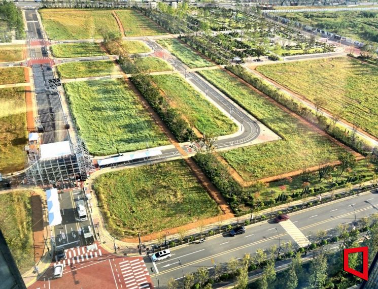 26일 '신검단 로열파크씨티Ⅱ'에서 내려다본 메밀꽃밭과 황토 십리길 전경. 왼편에는 다음날 열리는 '2025 로열 가든 페스티벌' 특집 콘서트를 위한 무대 설치가 한창이었다. 최서윤 기자