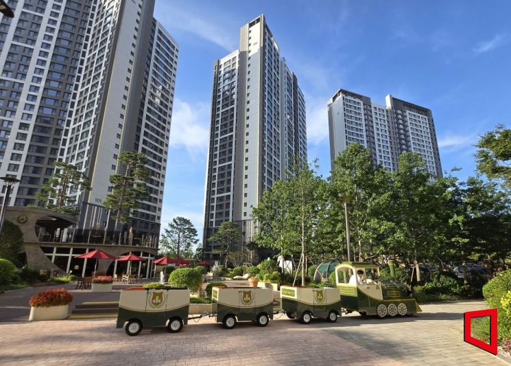 '신검단 로열파크씨티Ⅱ' 단지에서 운행 중인 무레일 기차 '로열 트레인'. DK아시아가 국내 최초로 주거 서비스에 도입한 시설로, 입주민과 방문객들의 큰 호응을 얻고 있다. 최서윤 기자