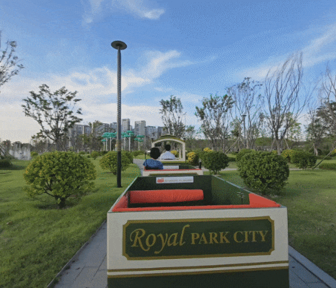 26일 인천 '신검단 로열파크씨티Ⅱ' 인근 근린공원을 달리는 무레일 기차 '로열 트레인'. 뒤편으로 로열파크씨티Ⅱ 단지가 보인다. 최서윤 기자