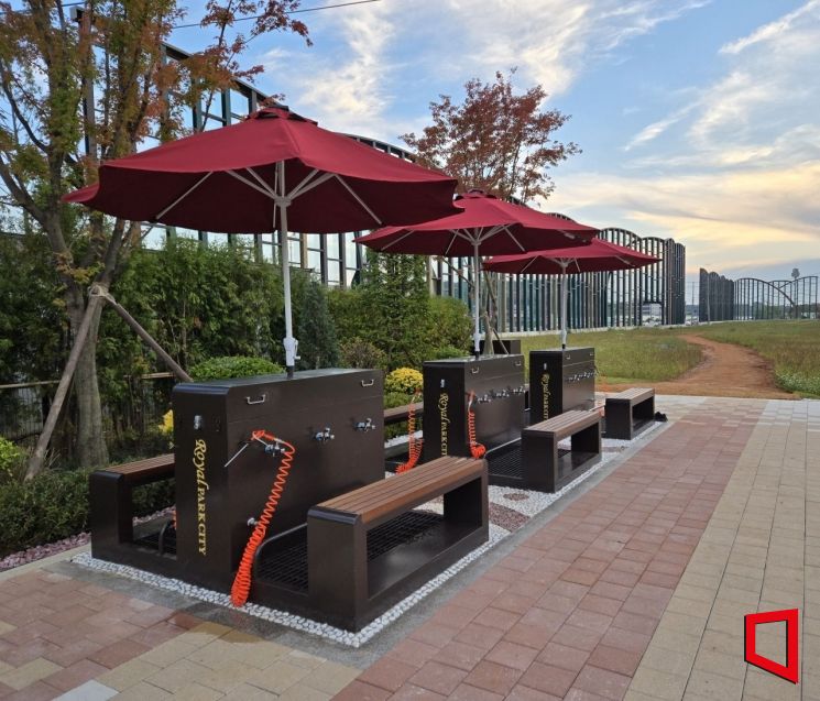 '신검단 로열파크씨티Ⅱ' 인근 황톳길 한켠에 마련된 세족장 일부. 뒤로 보이는 완충녹지 황톳길 구간에 단풍나무 1500주를 심어 사계절 다른 풍경을 즐길 수 있는 단풍 터널을 만들 계획이다. 최서윤 기자