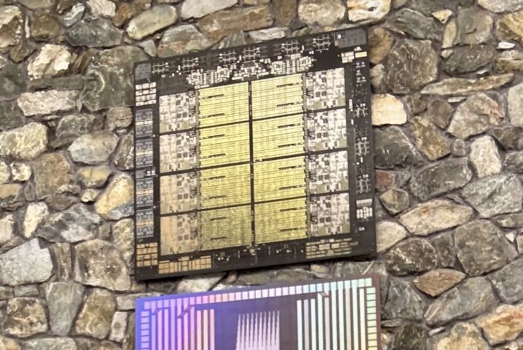 IBM 왓슨 연구소 입구에는 거대한 반도체 회로기판의 모형이 걸려있다. 백종민 테크 스페셜리스트