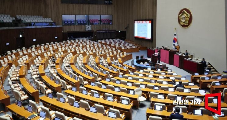 김은혜 국민의힘 의원이 29일 국회 본회의에서 '국회에서의 증언·감정 등에 관한 법률 일부개정법률안(대안)에 대한 무제한 토론(필리버스터)을 하고 있다. 지난 25일 개회한 국회 본회의는 상정 법안에 대한 국민의힘의 필리버스터가 연속되면서 5일째 진행되고 있다. 2025.9.29 김현민 기자